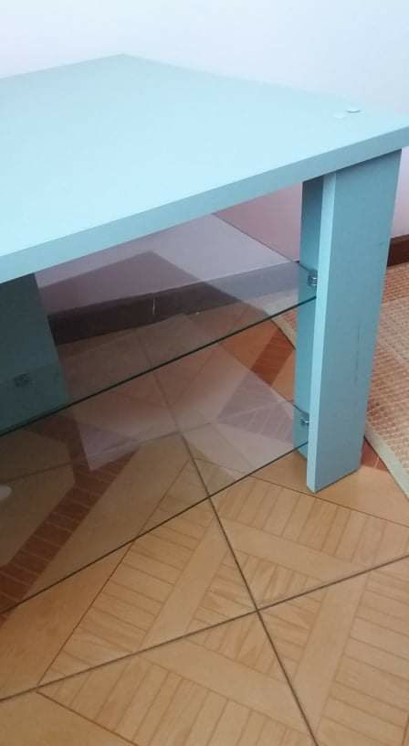 Mesa para televisão cinza com 2 vidros de prateleiras