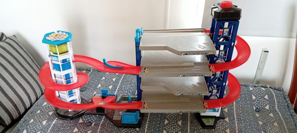 Pista para carros com elevador e torre de controlo