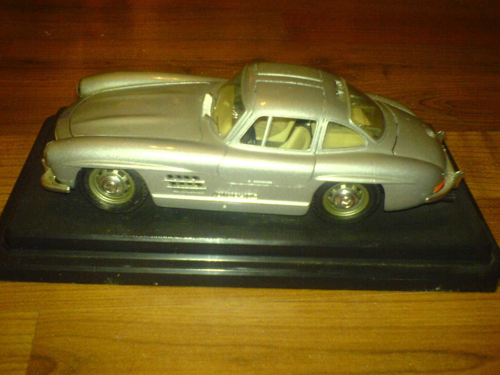 MERCEDES BENZ 300 SL 1954 miniatura modelu kol. srebrny 22x10x7 cm