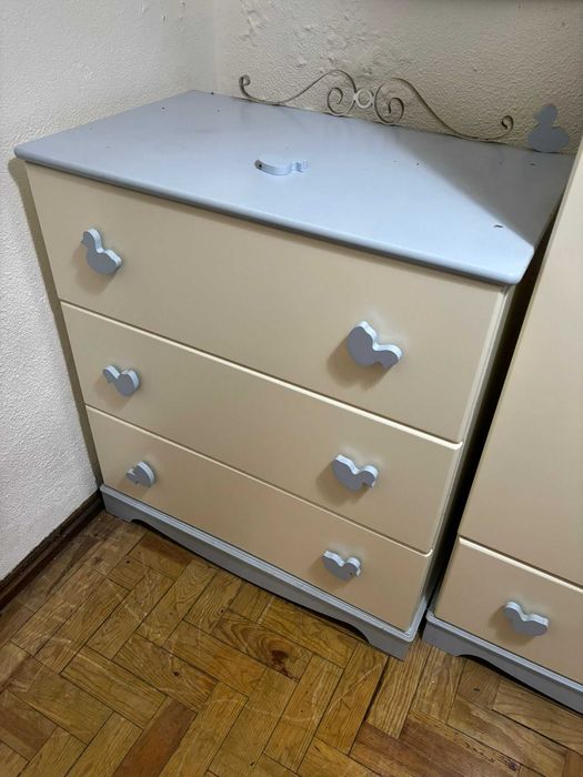 Mobiliário para quarto de criança laçado a branco e azul claro