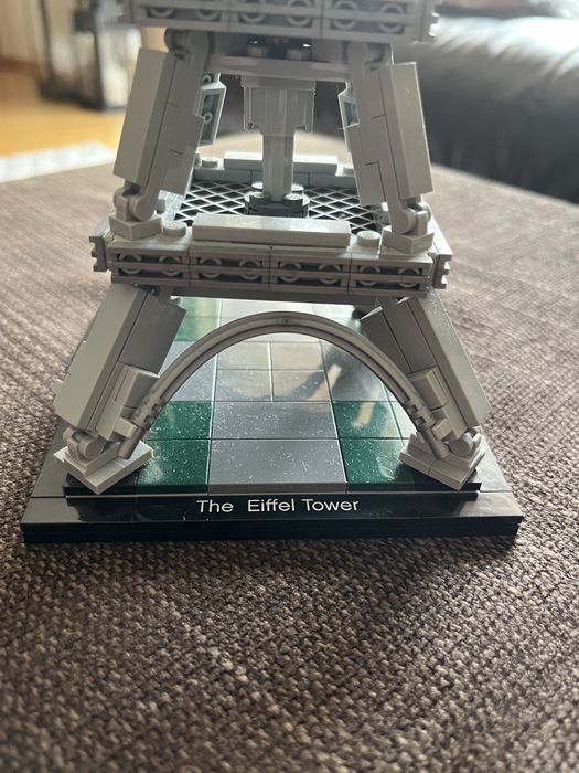 Torre Eiffel em LEGO