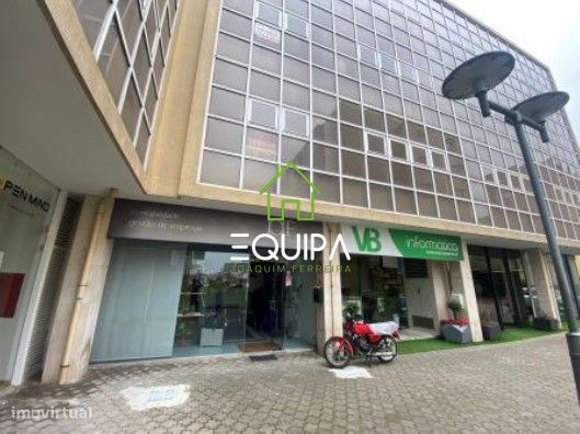 Loja licenciada para comércio e serviços, no centro da cidade de San