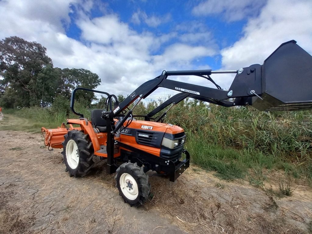 trator kubota com carregador frontal frese j l 221