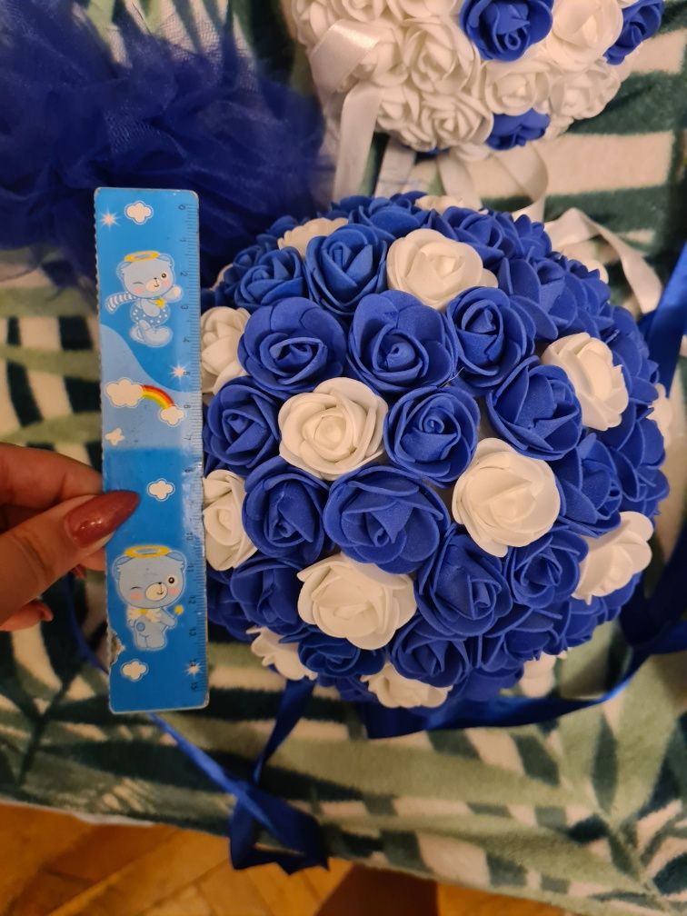 Kule kwiatowe z róż kwiaty ozdoby niebieskie chabrowe wesele