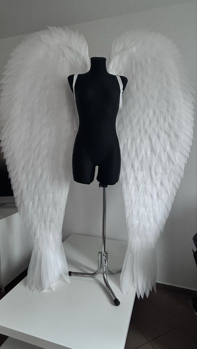 Duże białe skrzydła