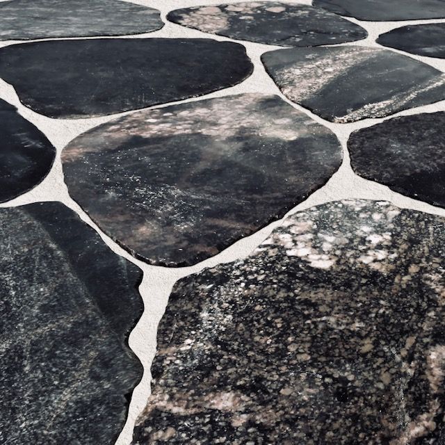 Kamień polny cięty - plastry czarno-szare