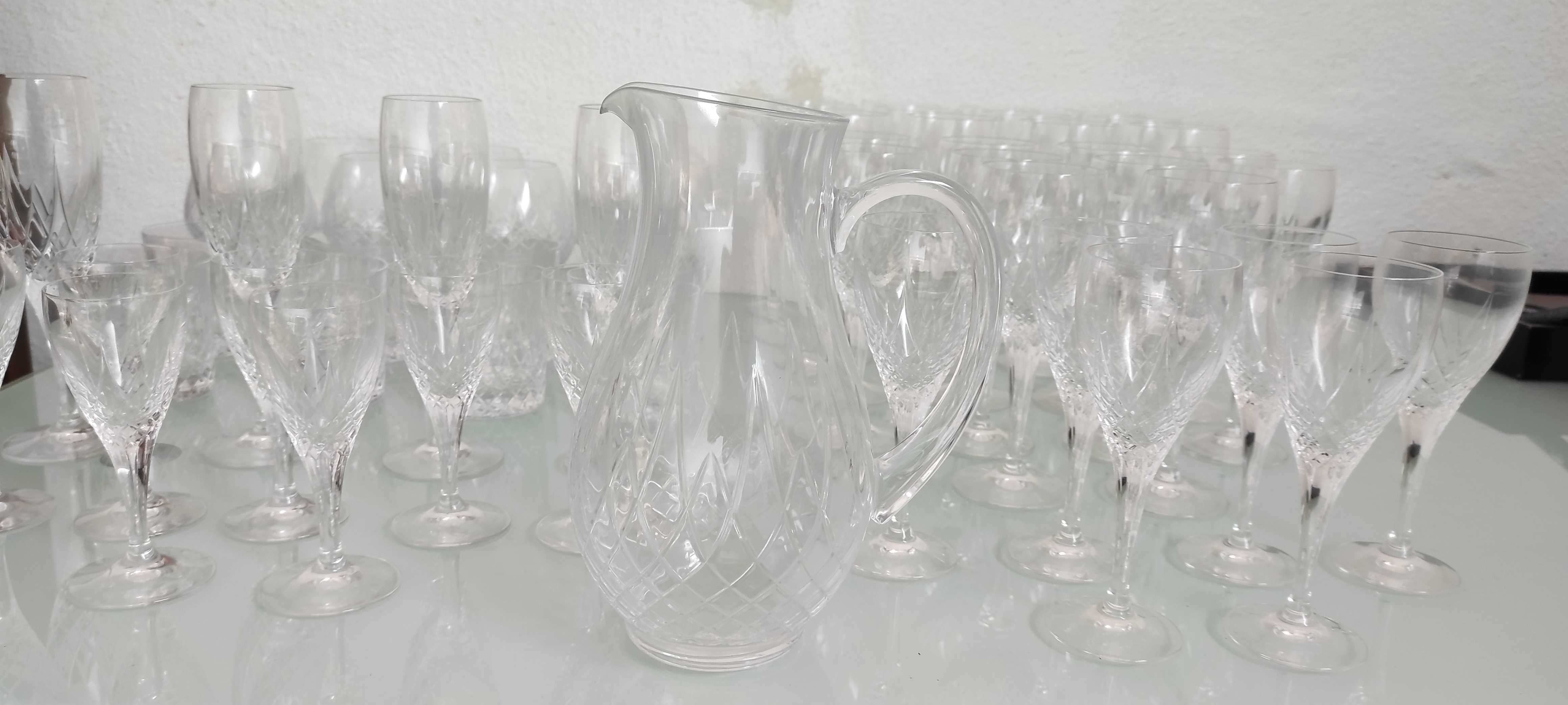 Serviço com 54 copos de cristal