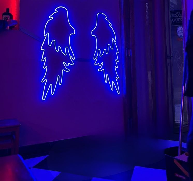 Asas anjo Néon novas. São grandes. Tamanho real.