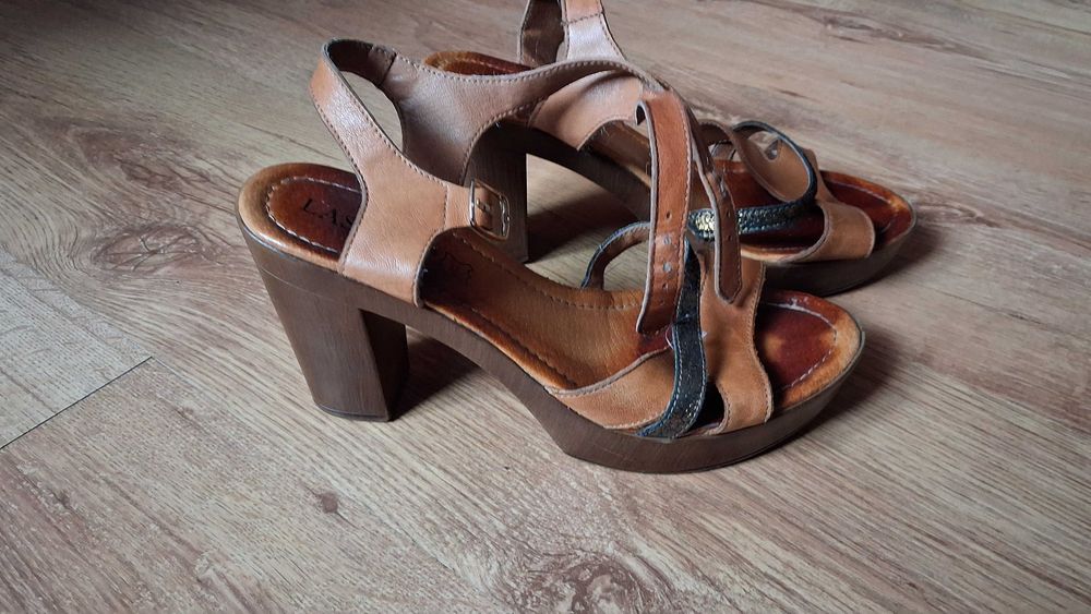 Sandałki na słupku Lasocki