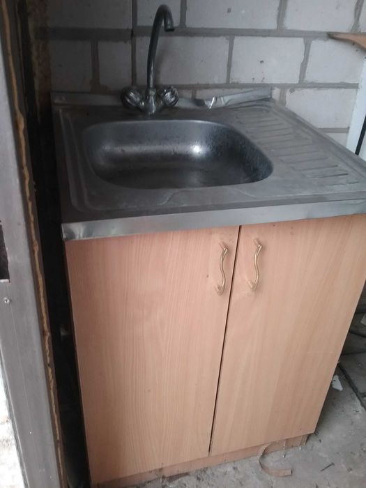 Кухонний столик з мойкою та зм!шувачем води