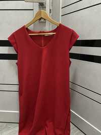 Червона сукня з короткими рукавами