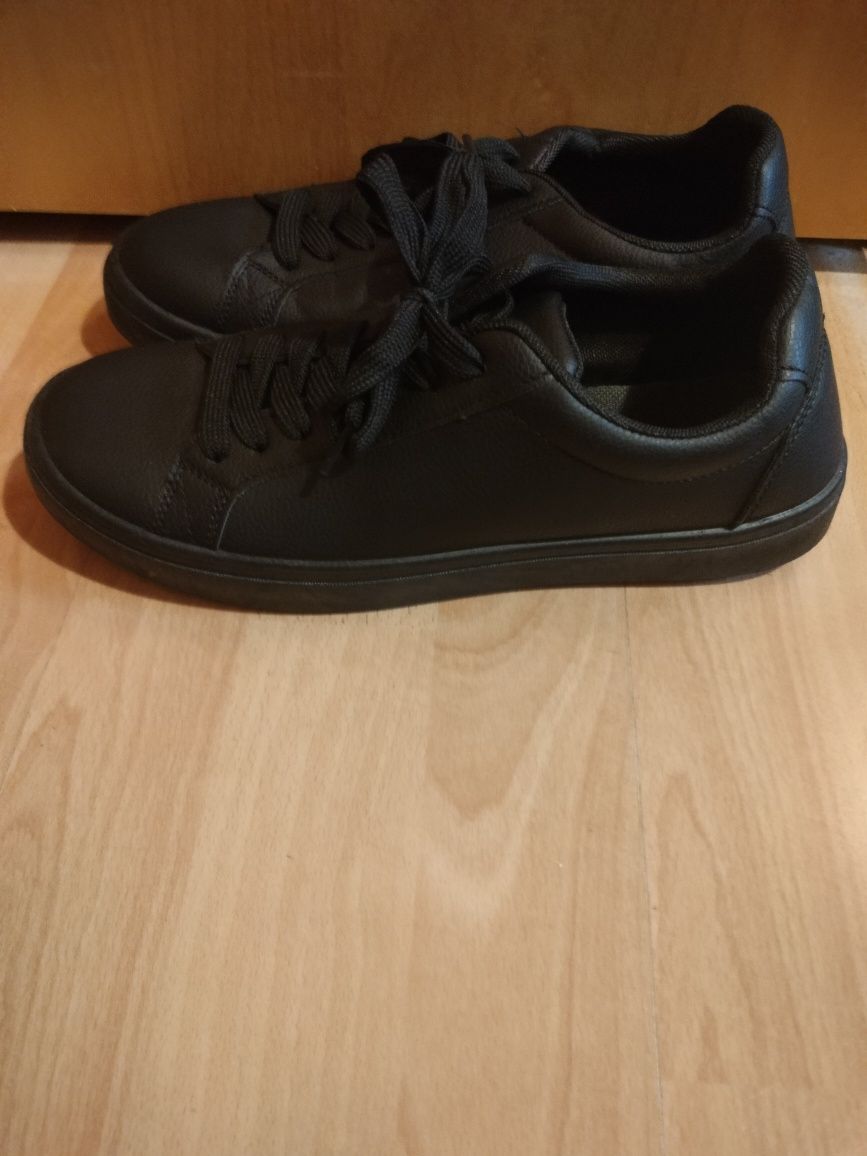 Czarne buty adidasy House