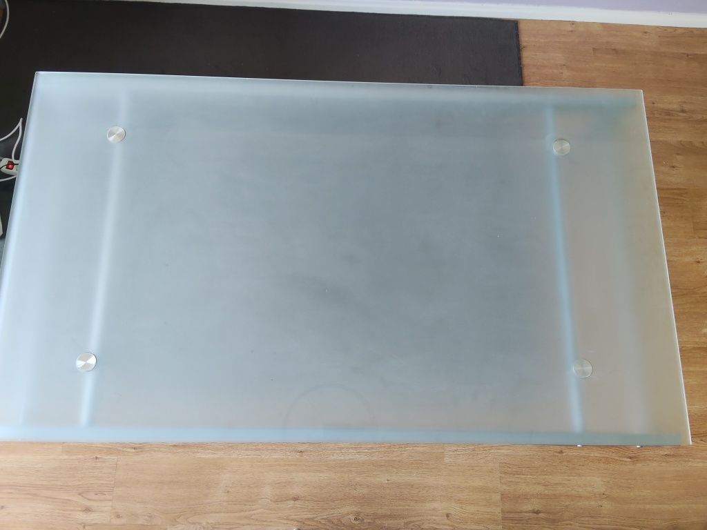 Mesa com tampo em vidro