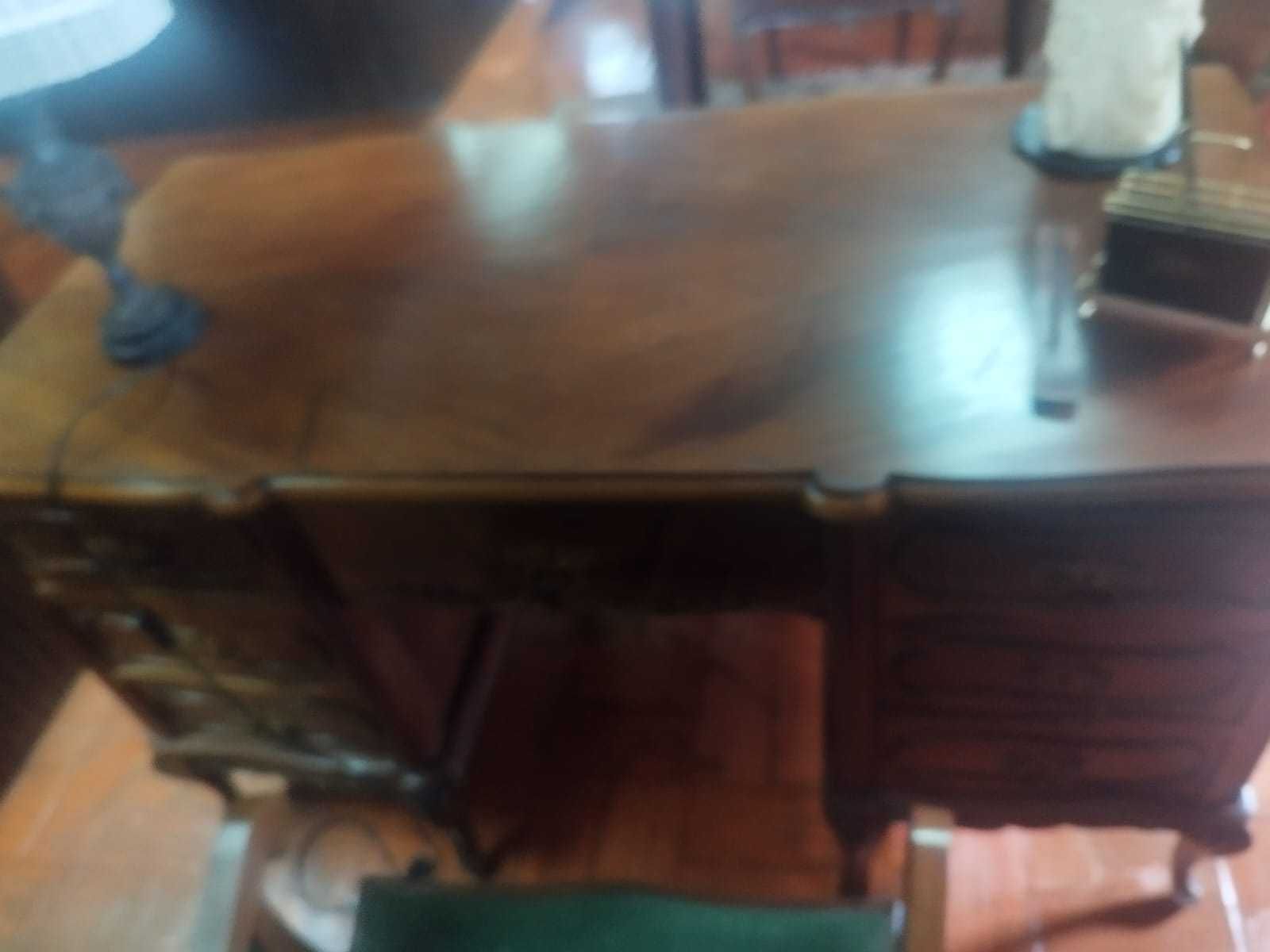 Conjunto de mobília de sala de jantar.