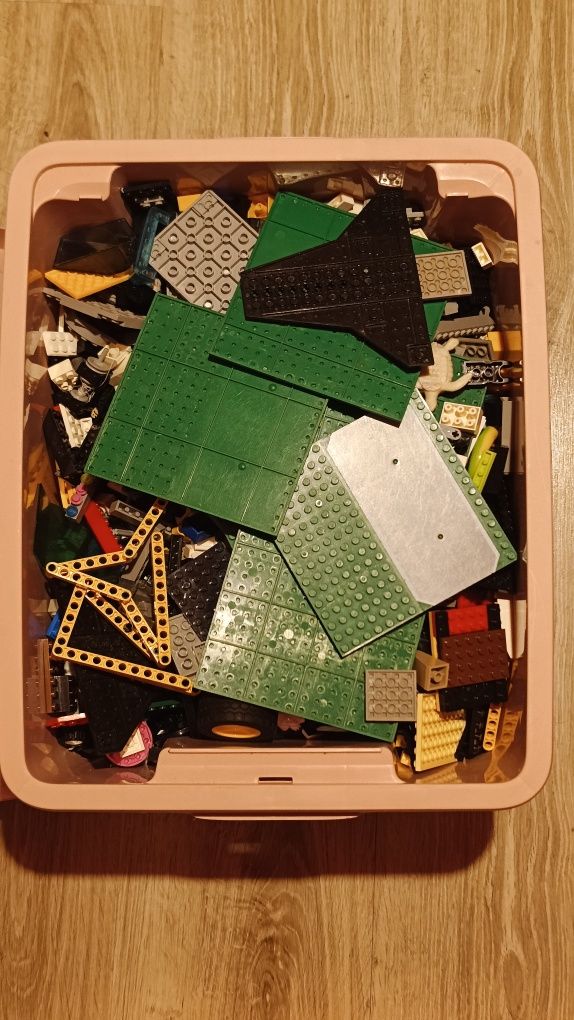 Ogromne pudelko klocków LEGO