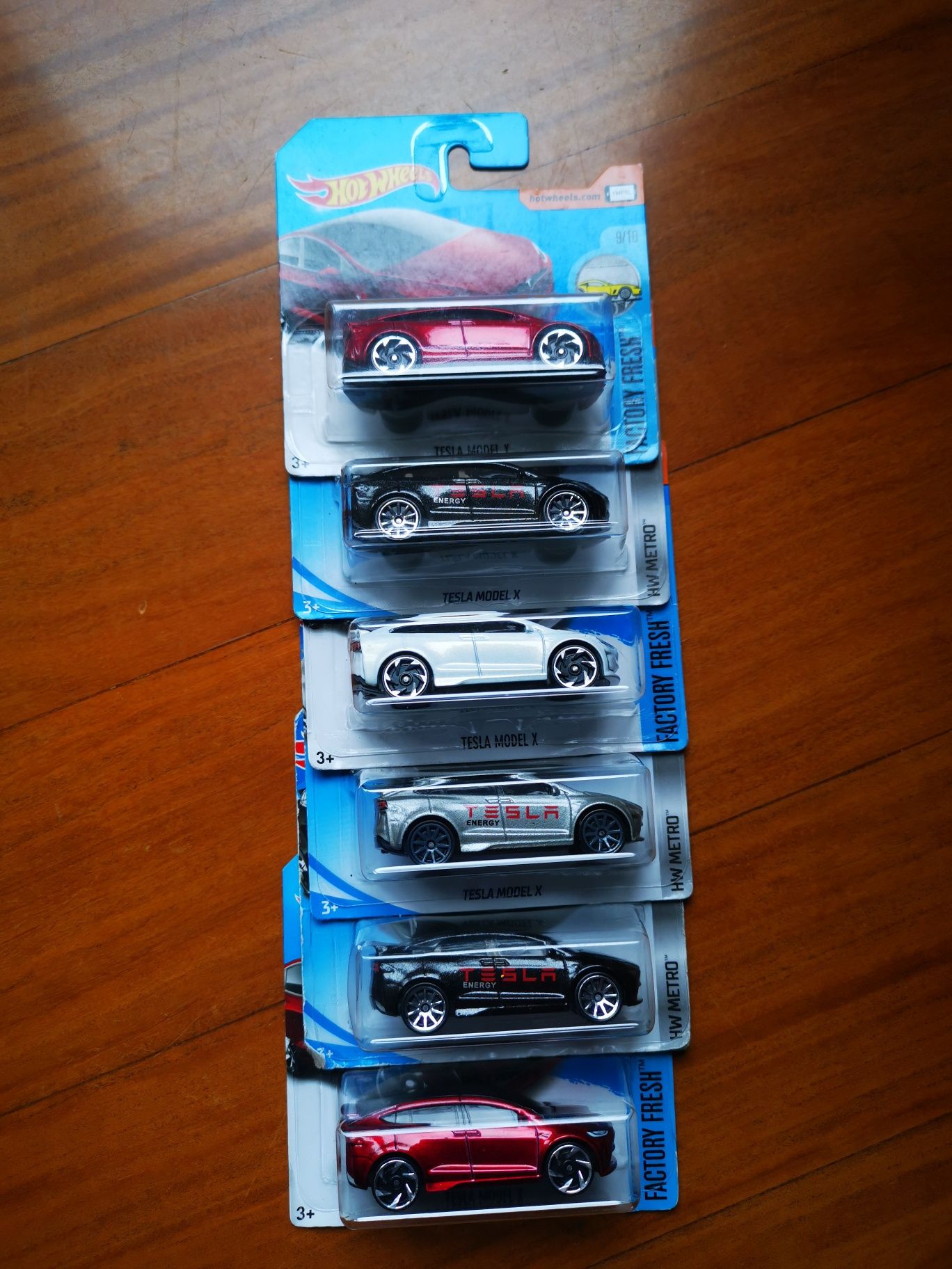 Tesla roadster hotwheels com portes incluídos