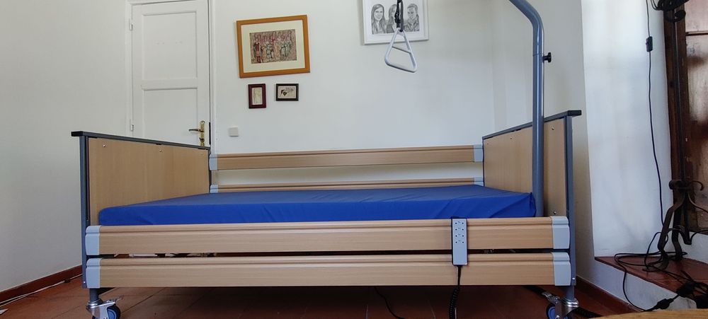 Cama Hospitalar Elétrica C/ Elevação - Colchão incluido - COMO NOVO