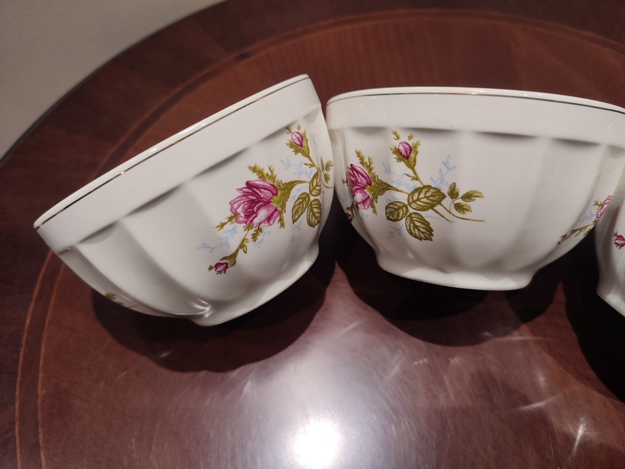 Śliczny zestaw trzech bulionówek porcelana