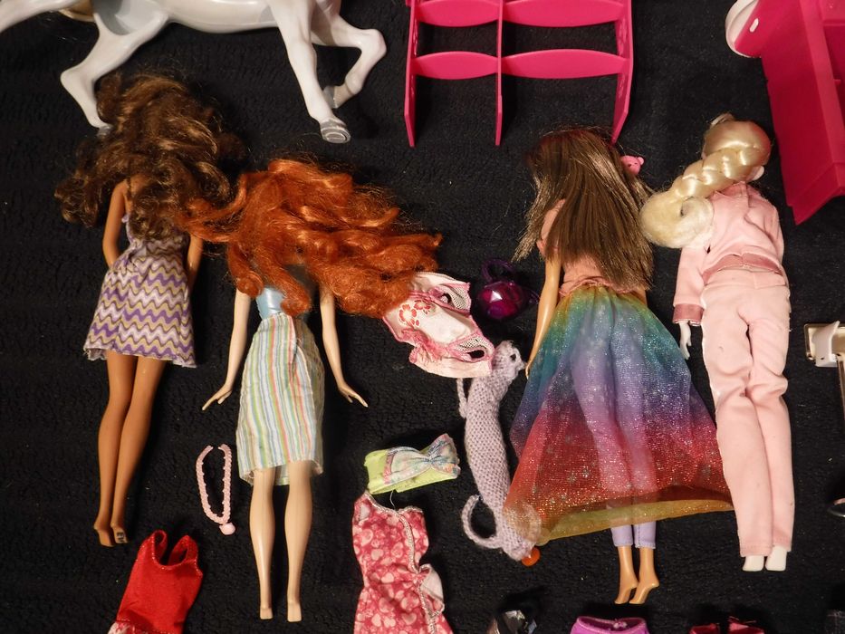 Lalki Barbie z konikiem i kuchnią  < P