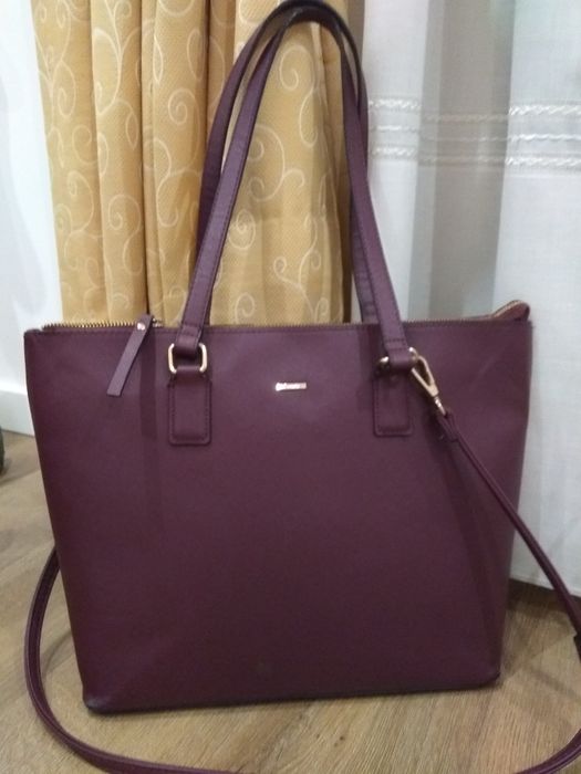 Mala malote Bershka bordeaux muito espaçosa.