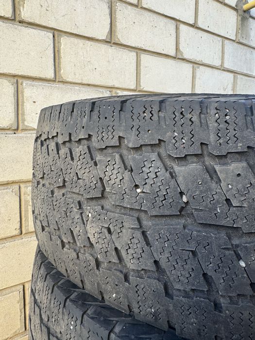 Продам зимнюю резину шипы 215-65 R16 Nokian Gislaved