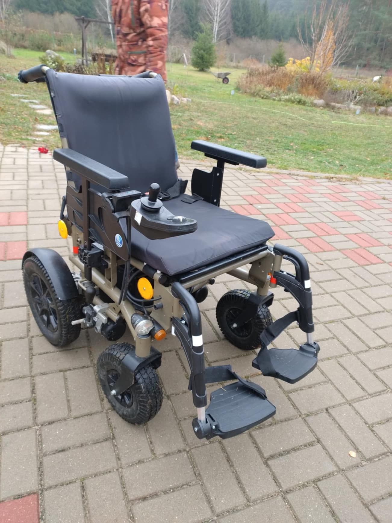 Wózek inwalidzki elektryczny . Vermeiren SQUOD