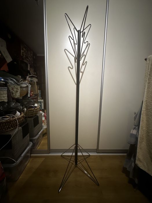 Stabilny wieszak wolnostojący na kurtki czarny srebrny modernistyczny