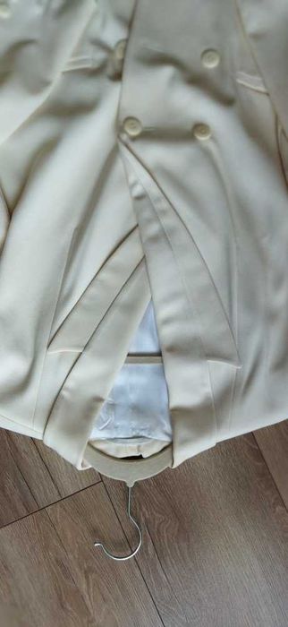 Elegancki i nowoczesny żakiet w kolorze ecru.M
