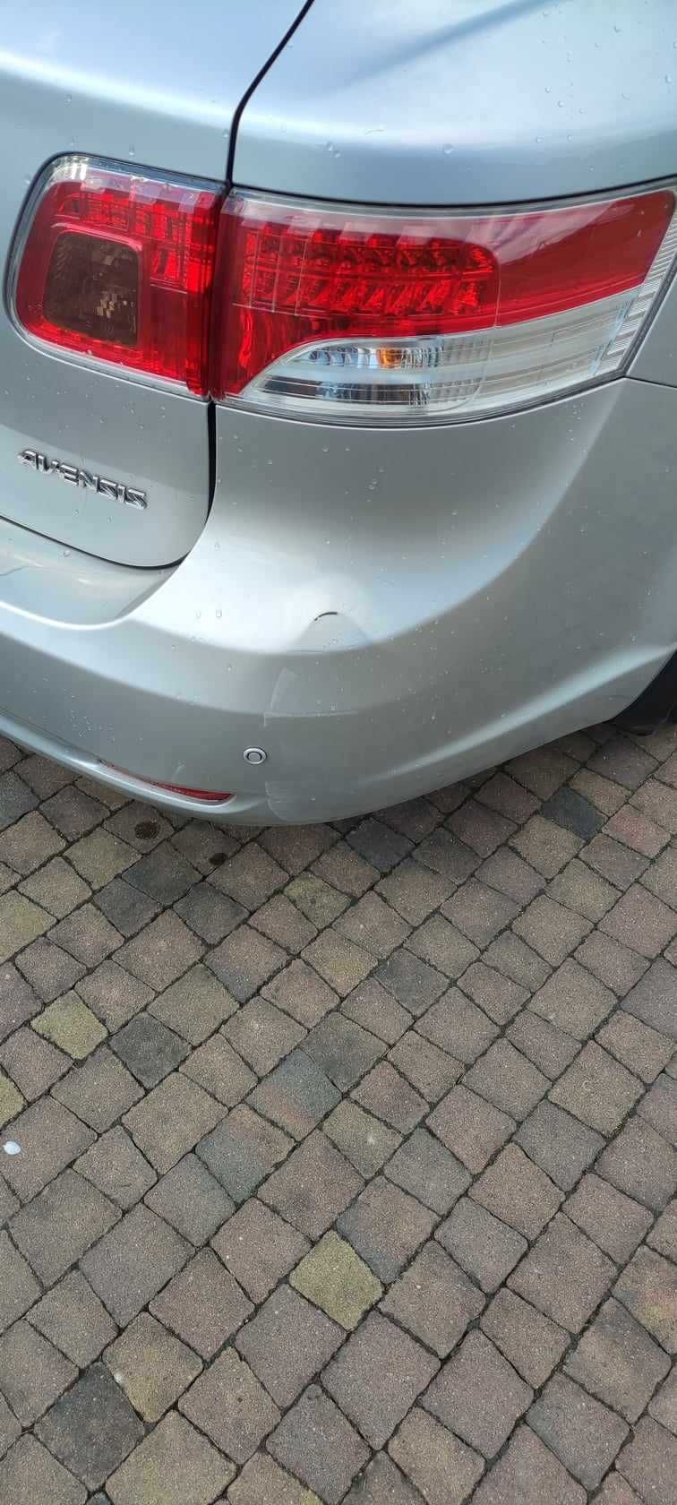 Sprzedam TOYOTĘ Avensis 2011