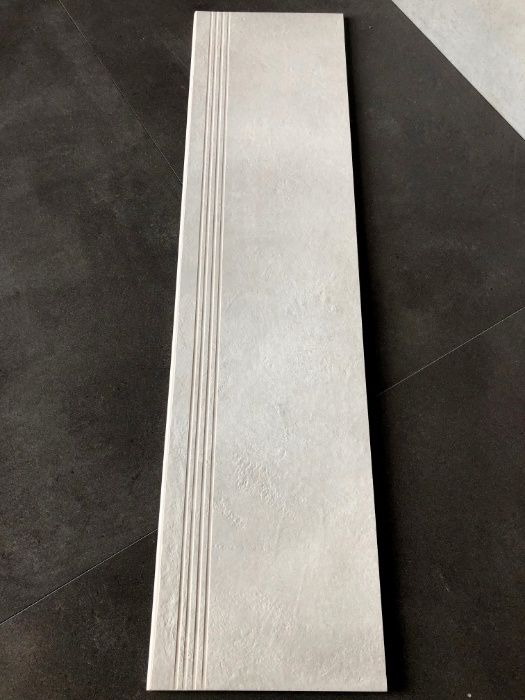 Betonowe schody, szare płytki z ryflem 120x30