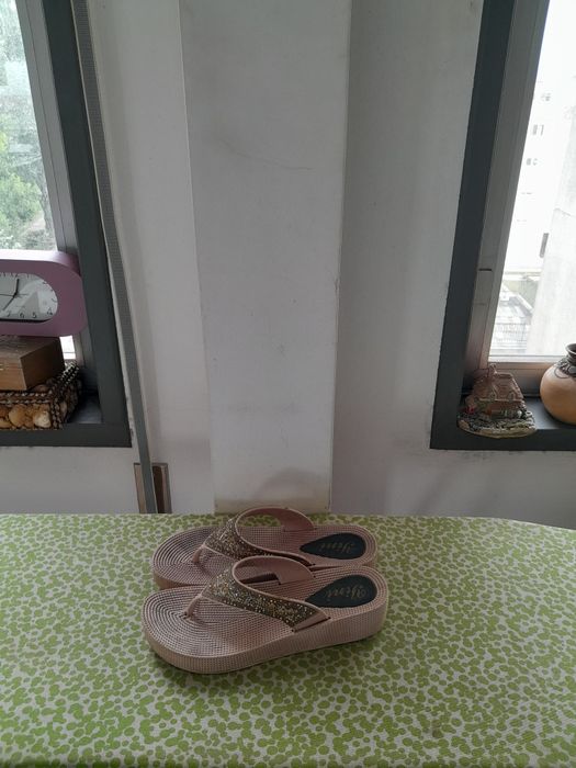 Vendo Chinelos de Senhora muito bonitos como novos