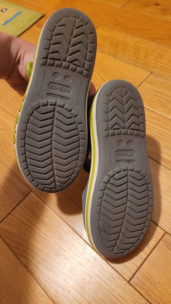 Crocs sandały C12 + pin przypinka dinozaur