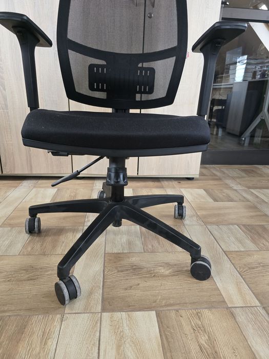 Fotel ergonomiczny biurowy z zagłówkiem
