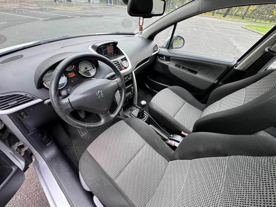 Peugeut 207, 1.6 Т-Дизель 2011 Сел поехал!