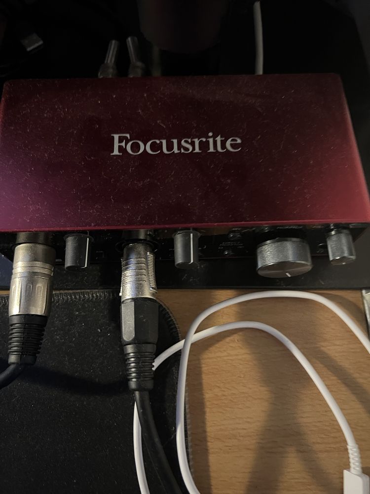 Vendo focusrite scarlett 2i2 + monitores presonus