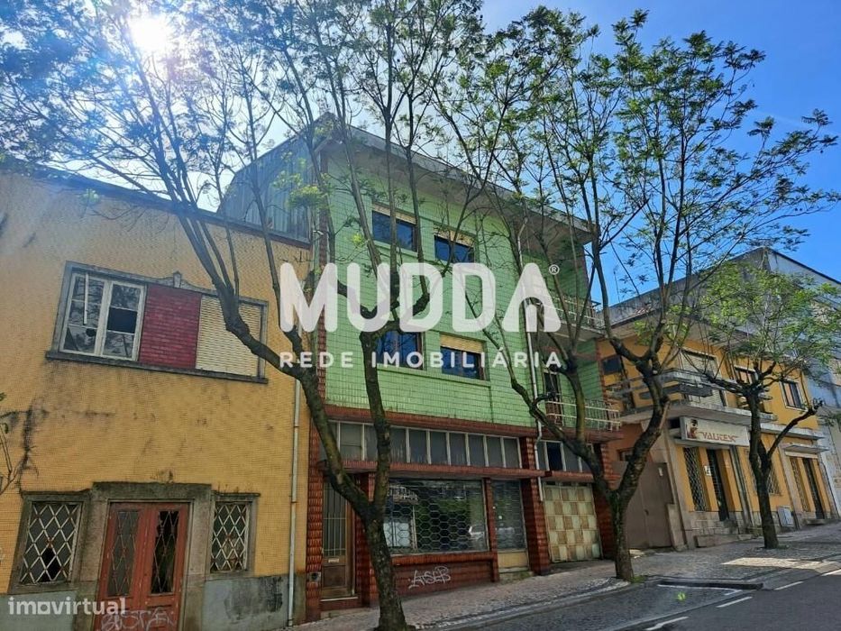 Vendem-se 2 prédios para recuperar, localizados numa das melhores aven
