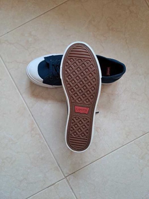 Tenis Levis novos 39