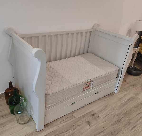 Cama de criança com colchão. Branca. impecável