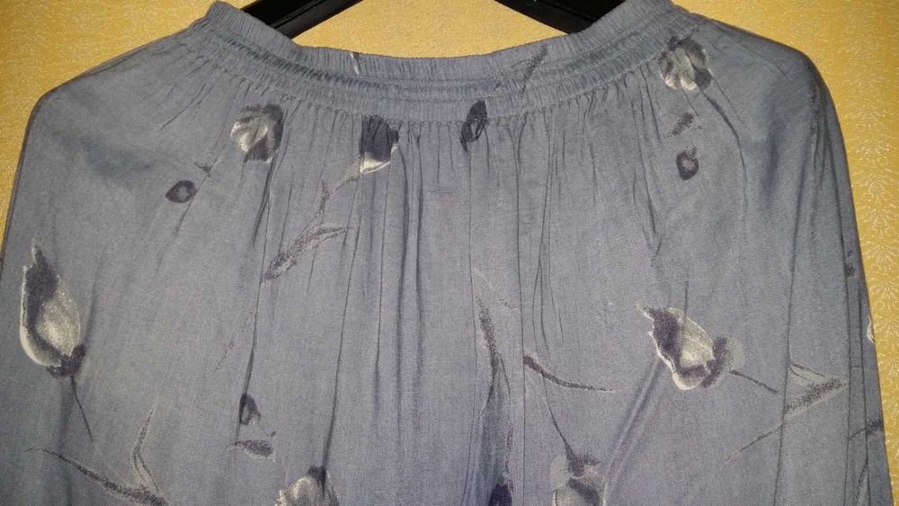 Spódniczka midi niebiesko-szara w listki. Spódnica