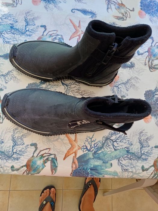 Vende se dois pares de  botas de neoprene 5 mm.
