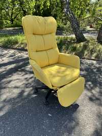 Żołte krzeslo obrotowe podnoszone na kolkach