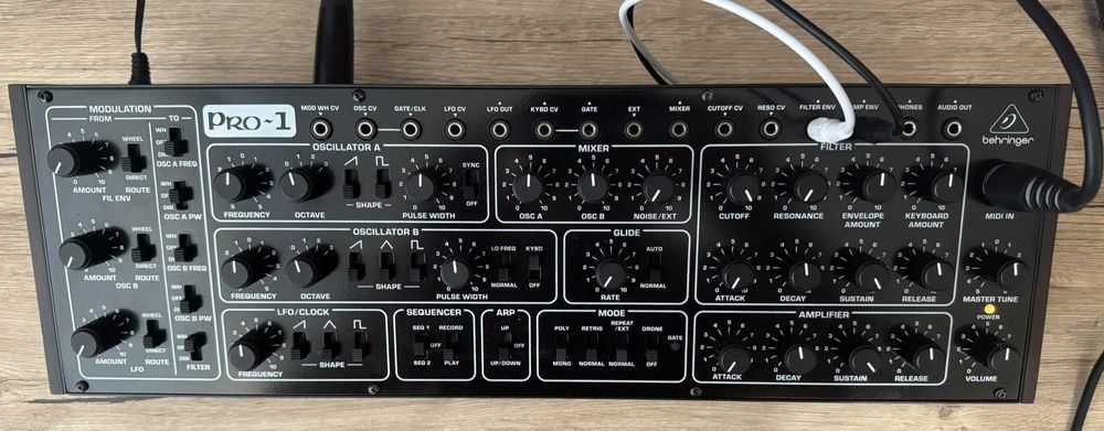 Аналоговий синтезатор Behringer Pro-1 + MIDI кабель