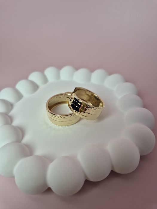 Złote kolczyki wiszące koła szerokie diamentowane szlifowane błyszczą