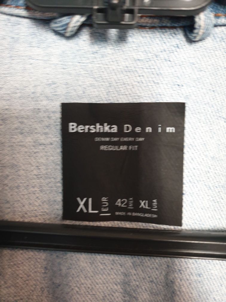 Джинсовка Bershka, джинсова куртка з вишивкою