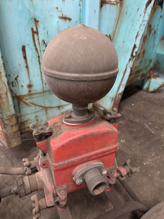 Bomba manual antiga Lena