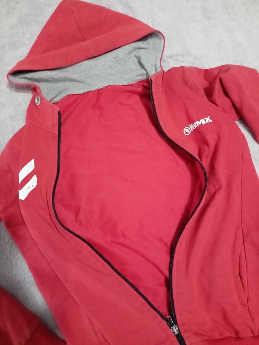 Віддам безкоштовно кофту і шорти