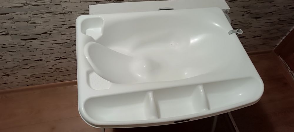 Продам пеленальный столик с ванночкой до года