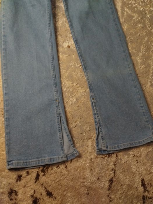 Жіночі джинси з туш ар ефектом та вирізами знизу