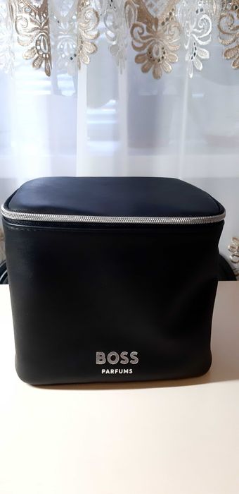косметичка несессер Hugo Boss чорна з дзеркалом