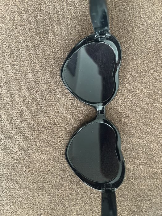 Okulary w kolorze białym i czarnym.